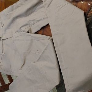 New Look Men kakis pants. Size 32 Regular. Side and back pockets. Color gray